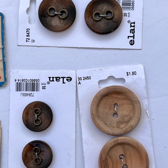 Lot of vintage sewing supplies, hooks, buttons more - Picture 11 of 11